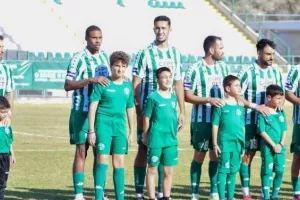 Τα παιδάκια που συνόδευσαν τους ποδοσφαιριστές