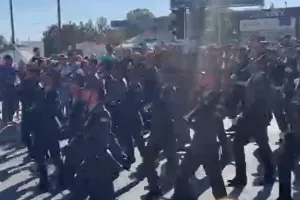 (Βίντεο Kerkida) Πανέμορφο σκηνικό στην παρέλαση-Στρατιωτικοί τραγούδησαν για την Αμμόχωστο 