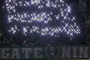 "ΘΥΡΑ 9 και τα φλας να παίζουν!"