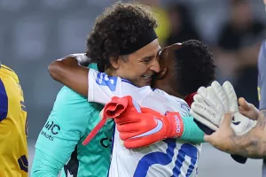 Θερμή αγκαλιά... Aboagye με Ochoa!