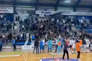 (ΒΙΝΤΕΟ Kerkida) Κόσμος και παίκτες τραγούδησαν για τον...Θεό μετά την ιστορική νίκη 