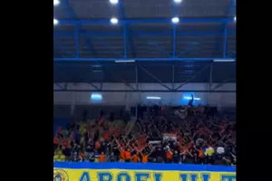 Toυς περιμένει...