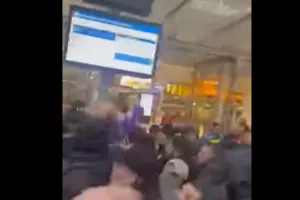 (Βίντεο Kerkida) "Κιτρινοπράσινος" ΧΑΜΟΣ στον σταθμό τρένων!