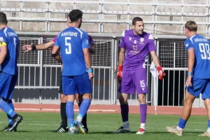 (ΒΙΝΤΕΟ) Έδιωξαν τον γκολκίπερ οι συμπαίκτες του την ώρα του αγώνα!