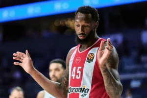 Πρόβλημα της τελευταίας στιγμής στον Ολυμπιακό: Δεν προπονήθηκε ο Χολ!