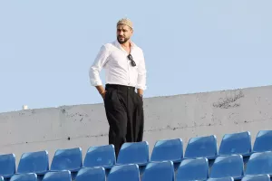 Έσπασε διαφημιστικό πανό και τιμωρήθηκε!