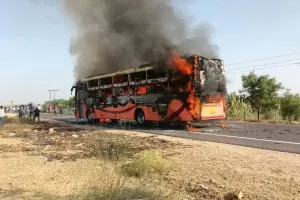 Τραγωδία στην Ινδία: 20 άνθρωποι κάηκαν ζωντανοί από φωτιά σε λεωφορείο