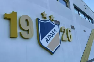 Μέσα και έξω/ΑΠΟΕΛ