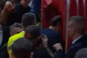 Έξαλλος ο Αταμάν: Αποβλήθηκε στην Μπολόνια με δύο τεχνικές στην ίδια φάση!