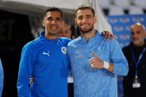Τότε συμπαίκτες, σήμερα αντίπαλοι με αγκαλιές! 