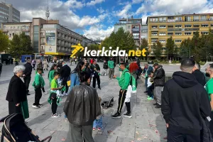 (Βίντεο Kerkida) Στα πράσινα... η Πρίστινα, αντήχησε ύμνος της Ομόνοιας στο κέντρο της πόλης!