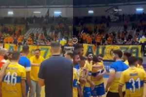 (Βίντεο) Παίκτες-κόσμος έδωσαν το... σύνθημα για πρωτάθλημα!