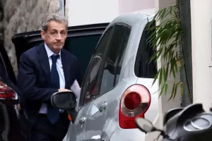 Ο Νικολά Σαρκοζί οδηγείται στη φυλακή την Τρίτη