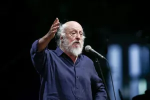 Η Ελλάδα αποχαιρετά τον Διονύση Σαββόπουλο: Σε λαϊκό προσκύνημα η σορός