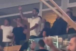 (Βίντεο) Ο Τζόκοβιτς τραγούδησε χοροπηδώντας σύνθημα για τον Ολυμπιακό!