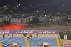 (Βίντεο kerkida) Η πορεία των Πορτοκαλί με φωτοβολίδες/πυροτεχνήματα 
