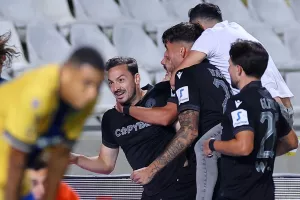 ΦΩΤΟΣ/Μπήκε στο 93', στο 96' ήταν όλοι... πάνω του!