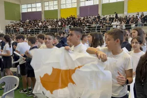 (ΒΙΝΤΕΟ Kerkida) Εντυπωσιακή υποδοχή στους διεθνείς από μαθητές!