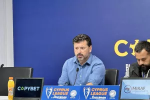 "Έχει πολύ καλούς διαιτητές αλλά δύσκολα δίνουν κίτρινες κάρτες στις μεγάλες ομάδες"