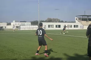 Νίκη και παραμονή στην κορυφή