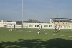 Νίκη και παραμονή στην κορυφή