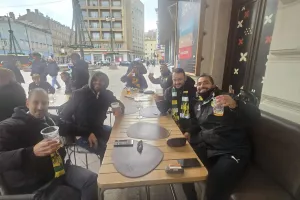 Κλήμης με την παρέα...cheers για την ΑΕΚ!
