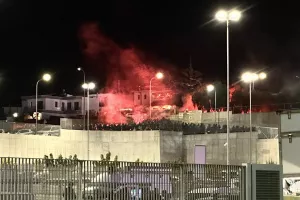 (Φώτος kerkida) Άφιξη Θύρα 1 με βεγγαλικά!