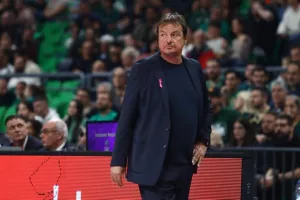 «Δεν είναι επαγγελματική συμπεριφορά αυτή, όλοι περπατάνε»
