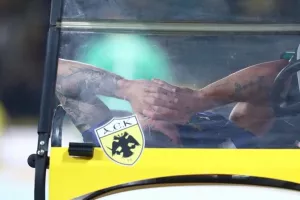 Σοβαρός τραυματισμός για Αλφαρέλα, του έκοψαν το παπούτσι για να μπορούν να το αφαιρέσουν