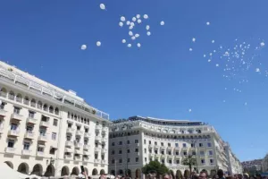 Λευκά μπαλόνια για τα θύματα τροχαίων 