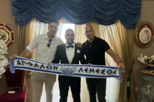 Γάμος με κασκόλ Απόλλων