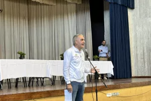 (Εντυπωσιάστηκε ο Κωνσταντίνος) "Ούτε σε γήπεδο...τέτοια υποδοχή, σας ευχαριστούμε πολύ!"