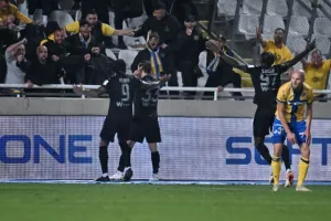 ΦΩΤΟΣ/Μπήκε στο 93', στο 96' ήταν όλοι... πάνω του!