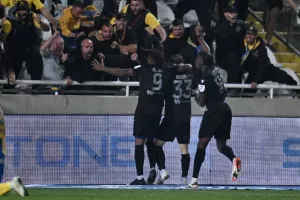 ΦΩΤΟΣ/Μπήκε στο 93', στο 96' ήταν όλοι... πάνω του!