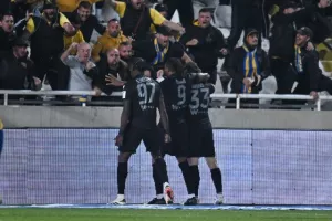 ΦΩΤΟΣ/Μπήκε στο 93', στο 96' ήταν όλοι... πάνω του!