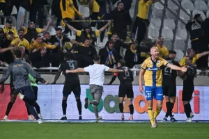 ΦΩΤΟΣ/Μπήκε στο 93', στο 96' ήταν όλοι... πάνω του!
