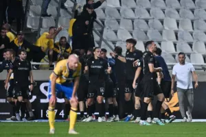 ΦΩΤΟΣ/Μπήκε στο 93', στο 96' ήταν όλοι... πάνω του!