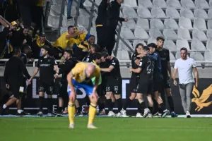 ΦΩΤΟΣ/Μπήκε στο 93', στο 96' ήταν όλοι... πάνω του!