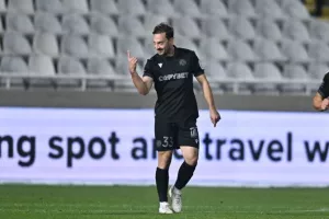 ΦΩΤΟΣ/Μπήκε στο 93', στο 96' ήταν όλοι... πάνω του!