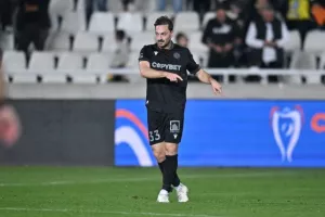 ΦΩΤΟΣ/Μπήκε στο 93', στο 96' ήταν όλοι... πάνω του!