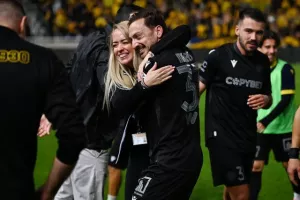 ΦΩΤΟΣ/Μπήκε στο 93', στο 96' ήταν όλοι... πάνω του!