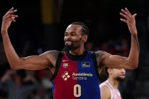 (Βίντεο) Buzzer beater Πάντερ από το κέντρο