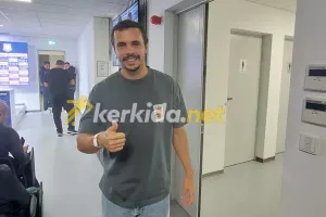 Την χάρηκε... απ’ έξω!