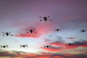 Μυστηριώδη drones εμφανίζονται πάνω από αεροδρόμια και βάσεις σε ολόκληρη την Ευρώπη – Πόσο πρέπει να ανησυχούμε;