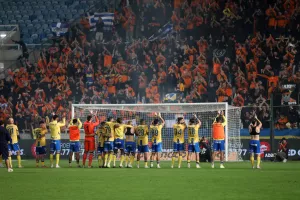 (BINTEO Kerkida) Μπροστά στη Νότια οι παίκτες του ΑΠΟΕΛ