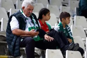 ΦΩΤΟΡΕΠΟΡΤΑΖ από τις κερκίδες στο Ομόνοια - ΑΠΟΕΛ