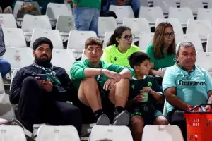 ΦΩΤΟΡΕΠΟΡΤΑΖ από τις κερκίδες στο Ομόνοια - ΑΠΟΕΛ