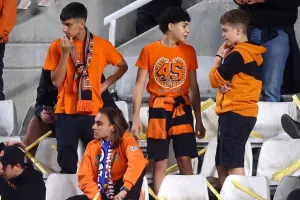 ΦΩΤΟΡΕΠΟΡΤΑΖ από τις κερκίδες στο Ομόνοια - ΑΠΟΕΛ