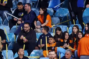 ΦΩΤΟΡΕΠΟΡΤΑΖ από τις κερκίδες στο Ομόνοια - ΑΠΟΕΛ