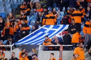 ΦΩΤΟΡΕΠΟΡΤΑΖ από τις κερκίδες στο Ομόνοια - ΑΠΟΕΛ
